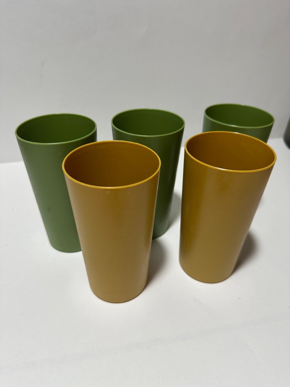 Set of 5 Vintage Plastic Tumblers Mustard Yellow Olive Green Retro Kitchen Cups - Picture 3 of 8